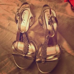 MOVING SALE- Women’s silver dress heels